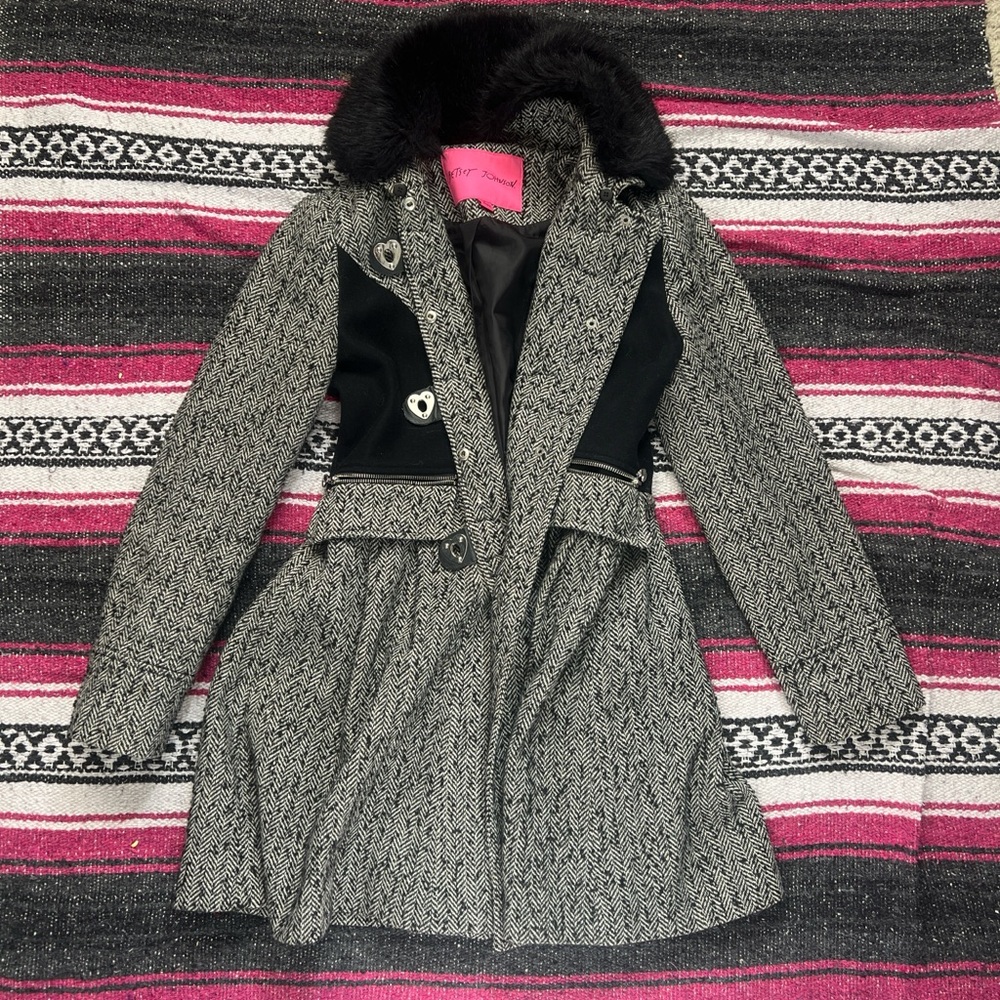 Betsey Johnson Herringbone Wool Peplum Faux Fur Heart Button Jacket Size 8 Glam - Picture 3 of 9